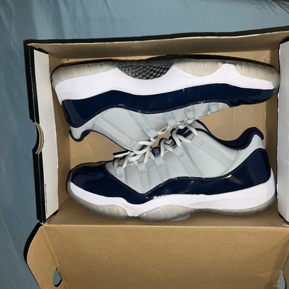 Jordan 11 Georgetowns - Picture 3 of 5